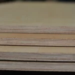 Многослойная структура торца шпонированной фанеры ясень белый