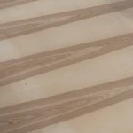 Светлые и темные полосы текстуры цветного ясеня на фанере