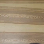 Макрофотография древесного рисунка цветного ясеня на шпонированной фанре.