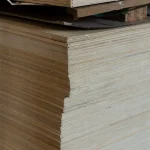 Торці листів фанери з тополі завтовшки 8 мм у стопці.