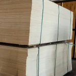 Палети з фанерою з тополі 8 мм, стягнуті пакувальними стрічками.