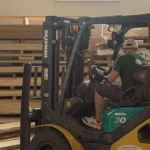 Навантажувач Komatsu на складі пиломатеріалів та фанери WoodWay Expert.