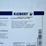 Макрофотография этикетки водостойкого клея ПВА Kleiberit с технической информацией и штрих-кодом.