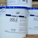 Крупный план маркировки и логотипа на ведре клея для древесины Kleiberit 300.0 весом 4,5 кг.