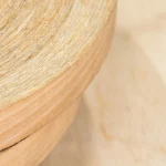 Текстура натуральної кромки зі шпону кольорового ясена крупним планом.