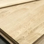 Oak wall panel with knots, 19 mm, 2800x2070 mm, close view of the grain