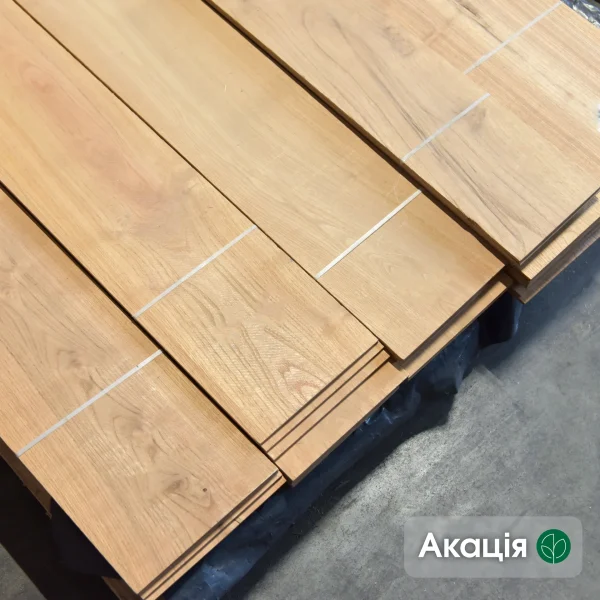 Packs of sawn acacia veneer 4.5 mm thick in the warehouse