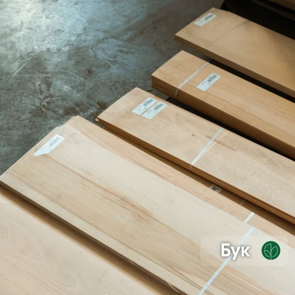 Packs of 4.5 mm sawn beech veneer in the warehouse