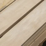 Текстура та світлий відтінок натурального пиляного шпону граба зблизька.