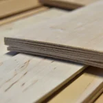 Торці пиляного шпону граба завтовшки 2,5 мм, що демонструють точність порізки.
