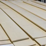 Широкі смуги пиляного шпону граба, розкладені на робочій поверхні.
