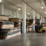 Навантажувач переміщує палети з пиляним шпоном на складі WoodWay Expert.