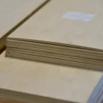 Торці ламелей пиляного шпону граба, що демонструють товщину 4,5 мм