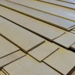 Декілька смуг пиляного шпону граба світлого відтінку