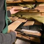 Вибір пиляного шпону груші на стелажах складу WoodWay Expert.