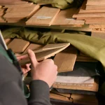 Вибір пиляного шпону груші на стелажах складу WoodWay Expert.