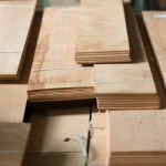 Упаковані пачки пиляного шпону яблуні на виробництві