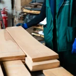 Спеціаліст демонструє пачку пиляного шпону яблуні