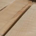 Поверхня пиляного шпону яблуні з природним малюнком деревини.