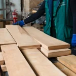 Комірник WoodWay Expert демонструє пачки пиляного шпону яблуні на складі.