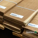 Пачка пиляного шпону шовковиці завтовшки 2,5 мм з маркуванням на складі WoodWay Expert.