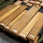 Кілька пачок пиляного шпону шовковиці розкладені на робочій поверхні.