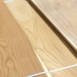 Детальний вигляд текстури та світлих відтінків пиляного шпону шовковиці