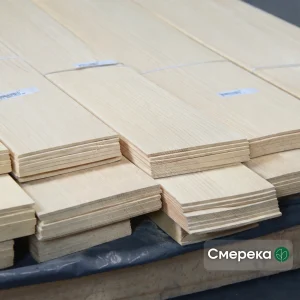 Пачки пиленого шпона смереки толщиной 4,5 мм на складе WoodWay Expert.