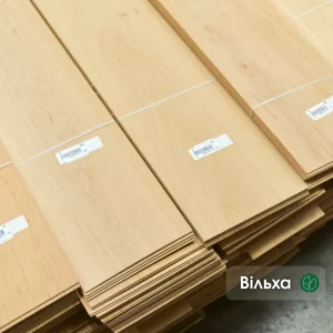 Packs of sawn alder veneer 2.5 mm thick in the warehouse