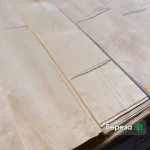 Пачка натурального строганного шпона березы европейской толщиной 0.6 мм на складе.