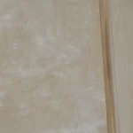 Текстура и рисунок волокон лущеного шпона березы крупным планом.
