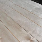 Листы натурального строганного шпона березы европейской с красивым волнистым узором.