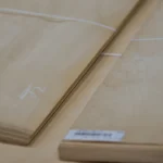 Маркированные пачки натурального строганного шпона березы на складе WoodWay Expert