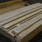 Large pallet with bundles of sliced oak veneer, length 2.1-3.8 m.