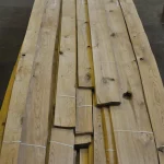 Packs of sliced oak veneer with knots 2.1-3.8 m long on a pallet