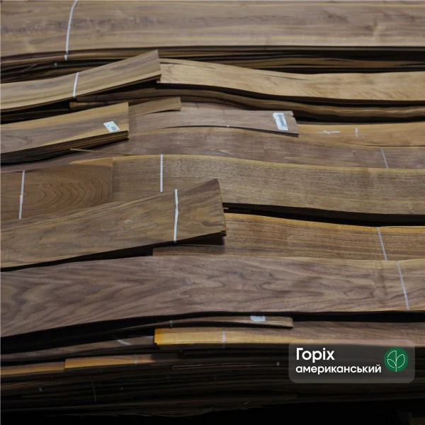 A pack of natural sliced American walnut veneer, 0.6 mm thick, grade 1.
