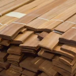Торцы пачек строганого шпона сапели 0.6 мм, демонстрирующие толщину листов