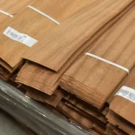 Пачки строганого шпона сапели первого сорта с маркировкой на складе