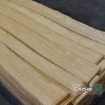 Пачка натурального строганного шпона сосны американской толщиной 0,6 мм на складе.