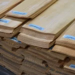 Торцы листов строганного шпона сосны американской толщиной 0,6 мм.