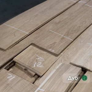 Pack of natural sliced oak veneer 1.5 mm thick, first grade, at the warehouse.