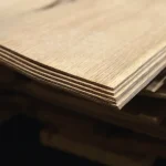 Edge thickness of natural sliced oak veneer sheets 2.5 mm in a bundle.