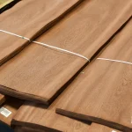 Крупний план торця пачки шпону сапелі товщиною 0.6 мм