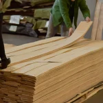 Процес сортування та підбору струганого шпону сапелі 0,6 мм на складі