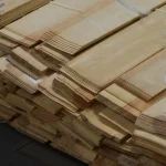Торцы листов строганного шпона сосны, демонстрирующие толщину 1.5 мм.