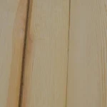 Текстура и рисунок годовых колец натурального строганного шпона сосны крупным планом.