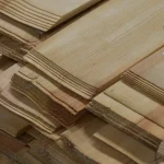 Торцы листов шпона сосны толщиной 1.5 мм, демонстрирующие толщину материала.