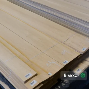 Пачка натурального струганого шпону вільхи завтовшки 0,6 мм на складі