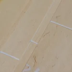 Текстура натурального струганого шпону вільхи екстра завтовшки 0,6 мм з білою стяжкою