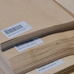 Торці пачок струганого шпону вільхи 0,6 мм з маркуванням та штрих-кодами